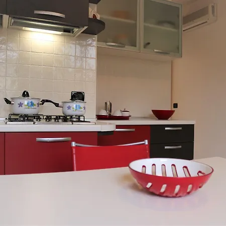 Modern And Cozy Close To The Apartament